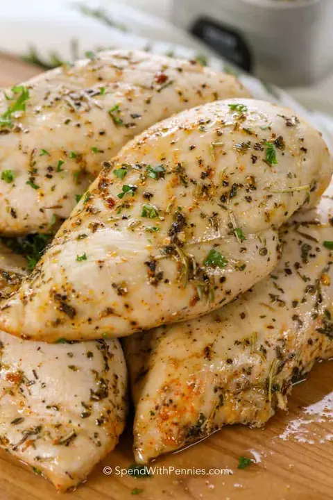 Fırında pişirilmiş tavuk göğsünü en iyi şekilde neyle tatlandırılır?
